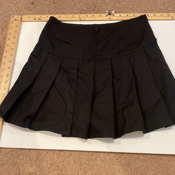 Black pleated skirt with silver chain - Picture 3 of 3